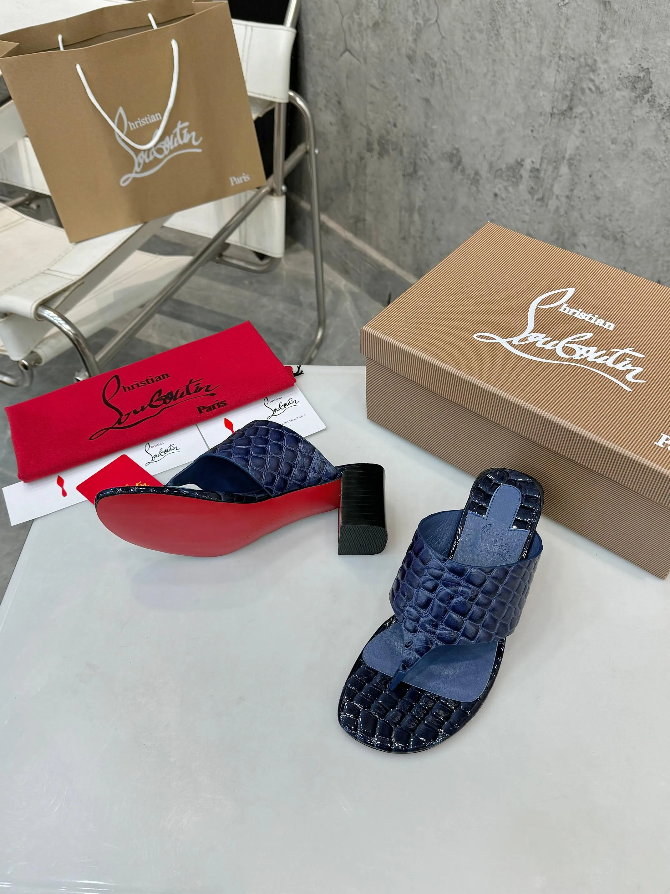 👟👟Ex-factory price 440👟👟 Genuine leather base +40 Top version Exclusive customization Purchasing level ⚡⑤ colors to choose from. Reintroducing Christian Louboutin (CL) logo design, the latest catwalk style of red-soled shoes 💥abbreviated as CL red-soled shoes T-stage catwalk style👠a fresh breeze with a touch of nobility, perfect on the feet💃elegant and crystal clear, all accessories, materials and patterns are all customized 1:1 from the original version, zero distance from the original version 1⃣Upper: crocodile pattern cowhide 2⃣Inner: sheepskin 3⃣Heel height: 7cm 4⃣🔺Original packaging 5⃣Number of yards: 35-42 yards (42 can be customized and cannot be returned or exchanged)